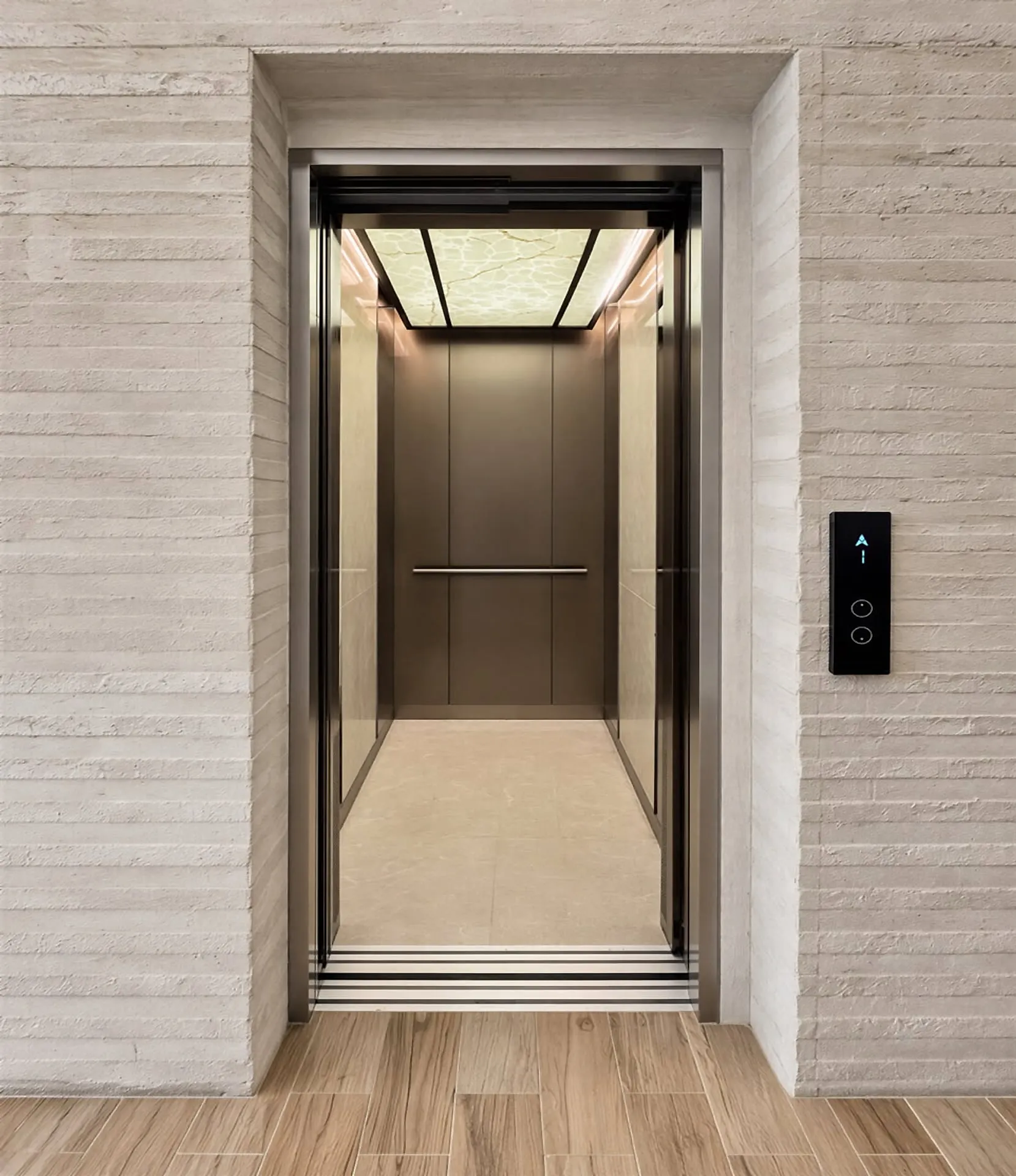 Elevador de pasajeros con puerta de acero inoxidable abierta y cabina iluminada
