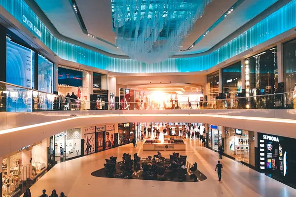 Interior de centro comercial de lujo con acabados elegantes