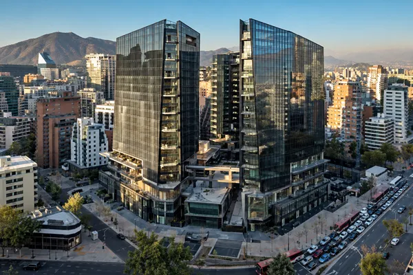 Edificio de uso mixto en ambiente urbano al atardecer
